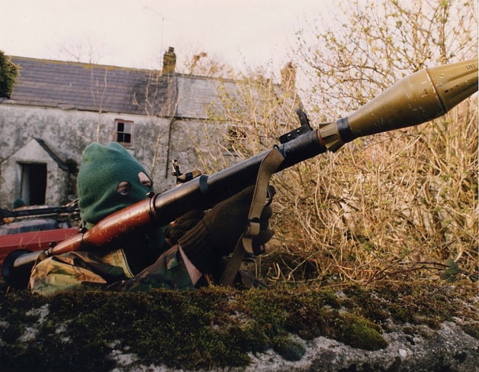 a-volunteer-of-the-irish-republican-army-armed-with-an-rpg-7-rocket-launcher-british-occupied-north-of-ireland-1994